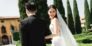 Gege Elisa Pamer Prewedding di Taman Eropa, Bergaun Putih Klasik