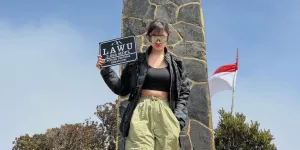 Ghea Youbi Bagikan Momen Mendaki ke Puncak Gunung Lawu