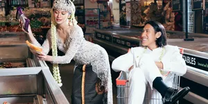 Potret Hana Malasan & Sean Gelael Prewedding Adat Sunda di Supermarket