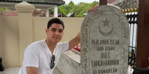 Hari Pahlawan, Al Ghazali Nyekar ke Makam HOS Tjokroaminoto - Kenang Eyang Canggah