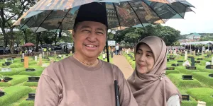 Harry Kiss Tebar Ribuan Ikan di Danau Dekat Makam Vidi Aldiano Sebagai Aksi Kebaikan