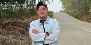 Haykal Kamil Tunjukkan Tebalnya Abu Vulkanik di Teras Rumahnya