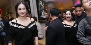 Heboh! Hadiri Premiere THE SECRET, Nagita Slavina Dikerumuni Fans