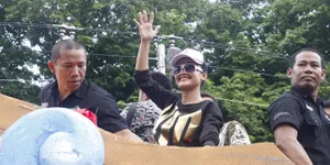 Hebohnya Para Fans Sambut Julia Perez di Semarang