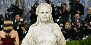 Heidi Klum Jadi Sorotan di Met Gala 2026, Tampil Bak Karya Seni Hidup
