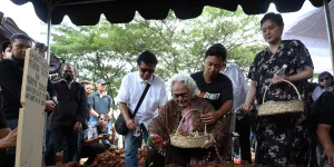 Henny Purwonegoro Berusaha Tegar di Pemakaman Suami, Sosok Totok Sardjan yang Setia Selama 60 Tahun