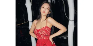 Hot In Red! 9 Potret Jennie BLACKPINK Dengan Busana Warna Merah, Bikin Klepek-klepek