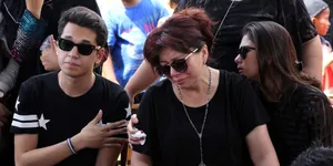 Hujan Tangis Hitam Iringi Pemakaman Ayah Kevin Julio