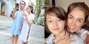 Ibu dan Anak Saling Curi Perhatian, Potret Ussy Sulistiawaty dan Shakeela Eleanor yang Sama-sama Cantik - Bak Adik Kakak Banget