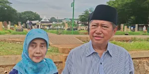 Ibu Vidi Aldiano Rutin Ziarah Hingga 40 Hari, Kenang Lagu 'Mama' yang Sering Jadi Candaan
