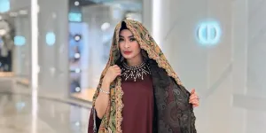 Iis Dahlia Nyaris Cuma Pakai Ciput di Fashion Show Ivan Gunawan, Kerudungnya Ketinggalan