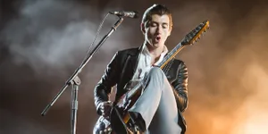 Ini Galeri Alex Turner Yang Bisa Bikin Kamu Gagal Fokus