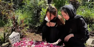 Isabella Viandra Adik Tiri Marshanda Jadi Sorotan, Nyekar ke Makam Irwan Yusuf