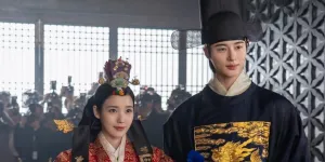 IU dan Byeon Woo Seok Pamer Hasil Foto Satu Sama Lain di Lokasi Syuting 'PERFECT CROWN'