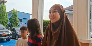 Jadi Saksi Sidang Pemukulan, Zaskia Mecca Meminta Anaknya Tak Takut