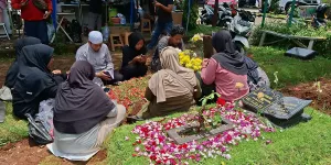 Jenazah Dwintha Anggary Cucu Mpok Nori Dimakamkan Disamping Sang Nenek