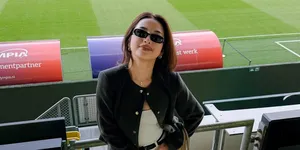 Potret Jennifer Coppen Dukung Justin Hubner di Stadion