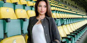 Jennifer Hubner Rayakan Kemenangan Indonesia, Peluk Cium Justin di Bawah Papan Skor