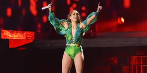 Jennifer Lopez Super Seksi Saat Konser di Bronx