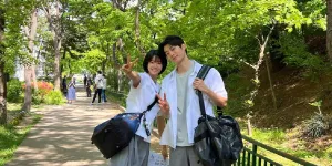 Jeon So Young Foto Bareng Baek Sun Ho yang Sedang Cuti Wamil, Kompak Banget Kayak Couple 