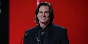 Jim Carrey Dituding Hasil Kloningan Saat Tampil di Cesar Awards 2026