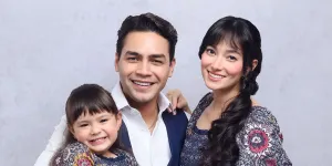 Jonas Rivanno Hadiri Gala Premiere Film 'GEREJA SETAN', Ditemani Asmirandah dan Anak