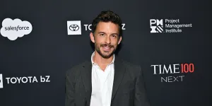 Jonathan Bailey Dinobatkan Sebagai Sexiest Man Alive 2025 Versi People