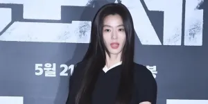 Jun Ji Hyun di VIP Screening Film 'COLONY', Elegan Pakai Outfit Hitam