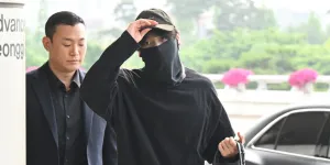 Jungkook BTS Berangkat ke Jepang, Ganteng Meski Wajah Tertutup Masker