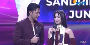 Potret Junior Roberts dan Sandrinna Michelle Sabet Best Couple Infotainment Awards
