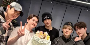 Kai & D.O. EXO Gantian Kasih Kado Ulang Tahun, Pose Serah Terima Bikin Ngakak