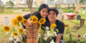 Kakak Lula Lahfah Tiba dari Luar Negeri, Langsung Ziarah dengan Mata Sembab