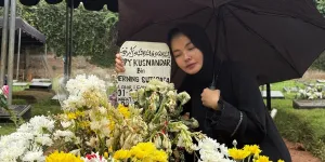 Karina Ranau Bangun Makam Epy Kusnandar, Ikut Bantu Nyangkul Tanah
