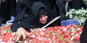 Karina Ranau Ditemani Kucing Tak Bertuan Saat Ziarah Makam Epy Kusnandar