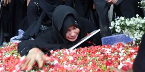 Karina Ranau Menangis Sambil Peluk Makam Epy Kusnandar 'PREMAN PENSIUN'