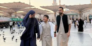 Kedekatan Teuku Wisnu dengan Putranya Selama Umroh, Temani Kajian - Baca Al Quran