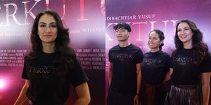 Kembali ke Genre Horor Setelah 15 Tahun, Ini 7 Potret Atiqah Hasiholan Bintangi Film 'TERKUTUK' - Perankan Sosok Jurnalis yang Dapat Paket Misterius