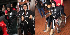 Kembali ke Indonesia, Jupe Naik Kursi Roda Sejak di Bandara