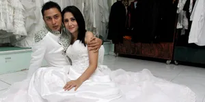 Kemesraan Aida Saskia dan Calon Suami Saat Fitting Gaun Pengantin