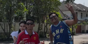 Keseruan Ariel Tatum Dibonceng Daffa Wardhana Naik Vespa