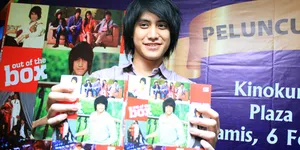 Kevin Aprilio Curhat Lewat Buku Biografi - Out Of The Box