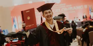 Kiki Farrel Akhirnya Wisuda S1 Setelah Jeda 17 Tahun, Sebut Momen Bersejarah