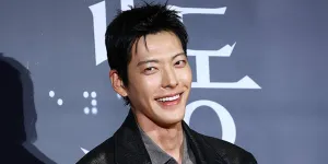 Kim Woo Bin Datang ke Premiere Film Shin Min Ah 'THE EYES', Suami Istri Visual