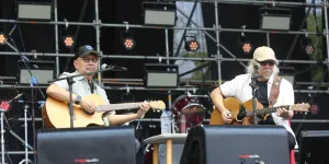Kolaborasi Iwan Fals dan Ebiet G. Ade di Pestapora, Rilis Lagu 'Titip Rindu Buat Ayah'
