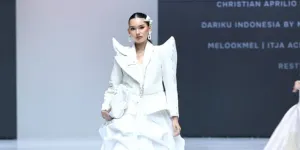 Koleksi Nathania Caya Dewi dan Maxillianus Abbie Kumonong "Cloud Dancer in North of Sumatera" di IFW 2026