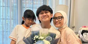 Komika Indra Jegel Ultah, Dapat Kejutan Manis dari Istri dan Anaknya