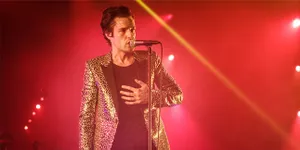 Konser di Brixton, Brandon Flowers Tampil Menawan