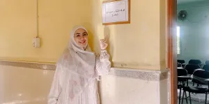 Lanjutkan Pendidikan di Al Azhar, 7 Potret Oki Setiana Dewi Kembali Kuliah Usai Libur 3 Bulan