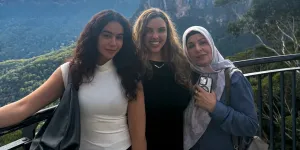 Lebaran Seru ala Sahila Hisyam, Pendakian Ringan hingga Petik Buah