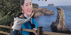 Lee Young Ae Kembali ke Jeju, Terharu Peluk Poster Jang Geum